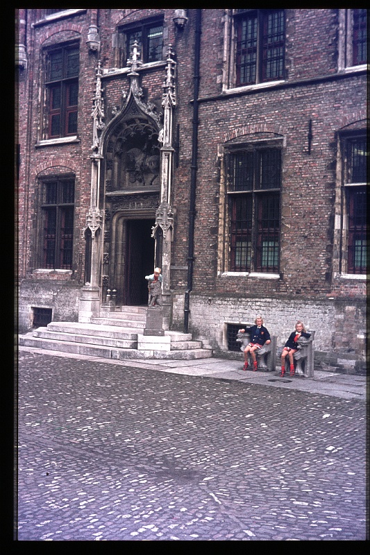 03.Brugge aug 1971 Brigitte,Marion.JPG